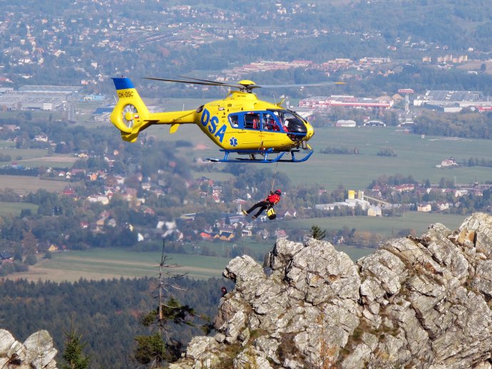 Záchranář natočil unikátní záběry při vyzdvižení vrtulníkem