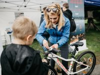 Horská služba zasahovala vloni v letní sezóně u bezmála 6 000 úrazů. Výrazný podíl měli cyklisté. Projekt „Na kole jen s přilbou“ varuje před zbytečnými riziky.