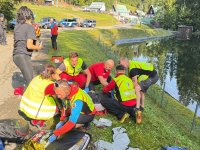 32 studentů se zranilo při převrácení autobusu.