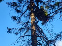 Beskydy hlásí: „Paraglidista v nesnázích a hned třikrát.“