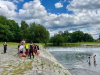 Horští záchranáři ve vodě.