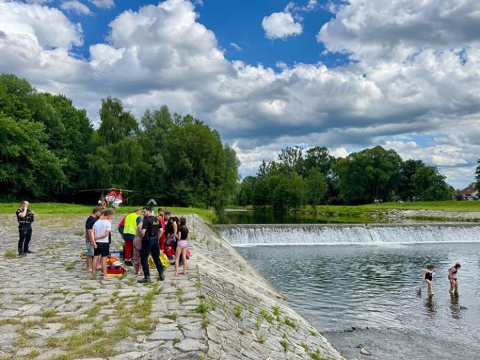 Horští záchranáři ve vodě.