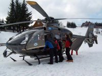 Těžce zraněná holčička na bobech