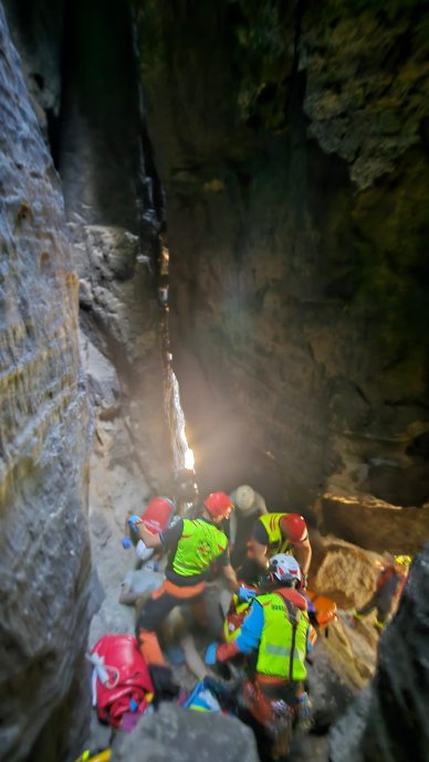 Mnoho lidí, mnoho zásahů