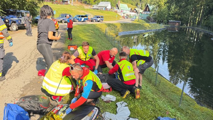 32 studentů se zranilo při převrácení autobusu.