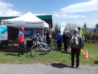 Na kole s přilbou v Deštném