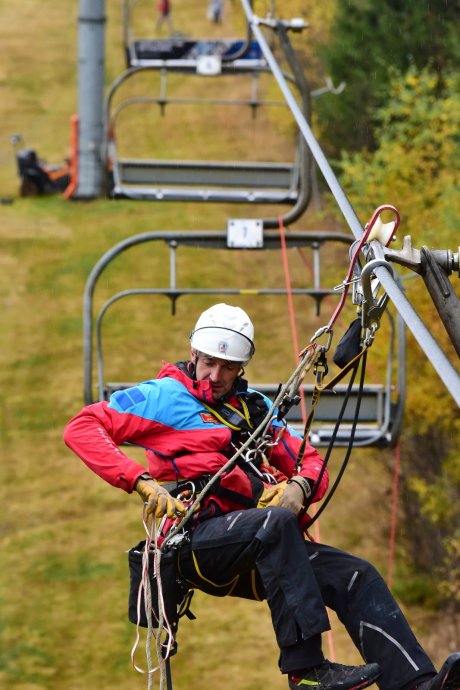 Cvičná záchrana osob z lanovky na Zadově