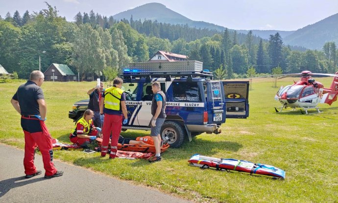 Ošetření a transport dvou studentů poblíž Pusteven