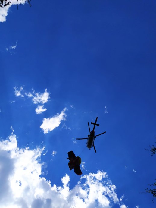 Pro mladého cyklistu letěl vrtulník