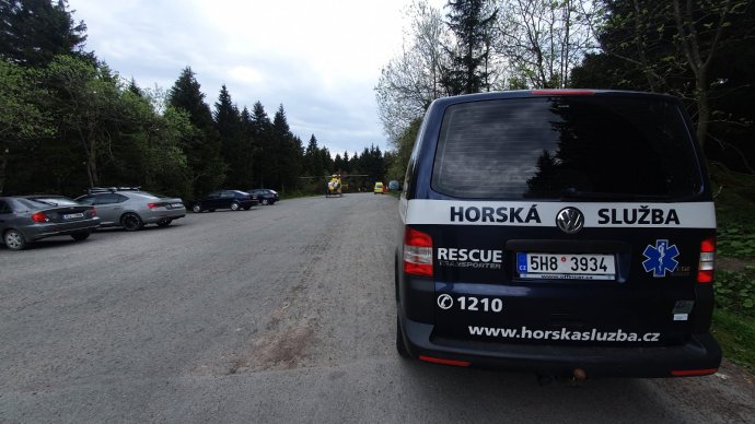 Těžce zraněná cyklistka bez přilby