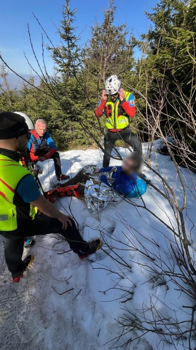 Zledovatělý terén a dvě poranění dolních končetin