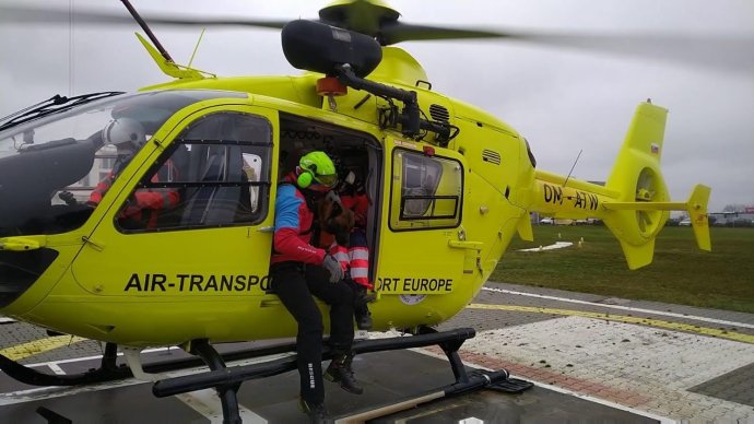 Výcvik leteckých záchranářů a psovodů