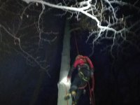 Záchrana paraglidisty z vysokého stromu
