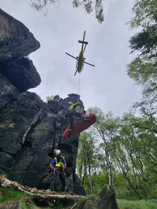 Pád horolezce v Bürshlických stěnách a spolupráce při evakuaci lanové dráhy v německém Schönecku.