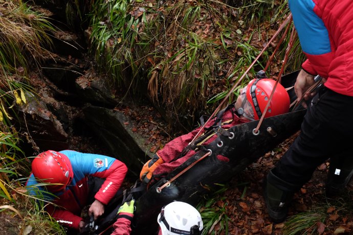 Horská služba v jeskyni