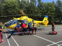 Záchrana muže po pádu ze skály při fotografování