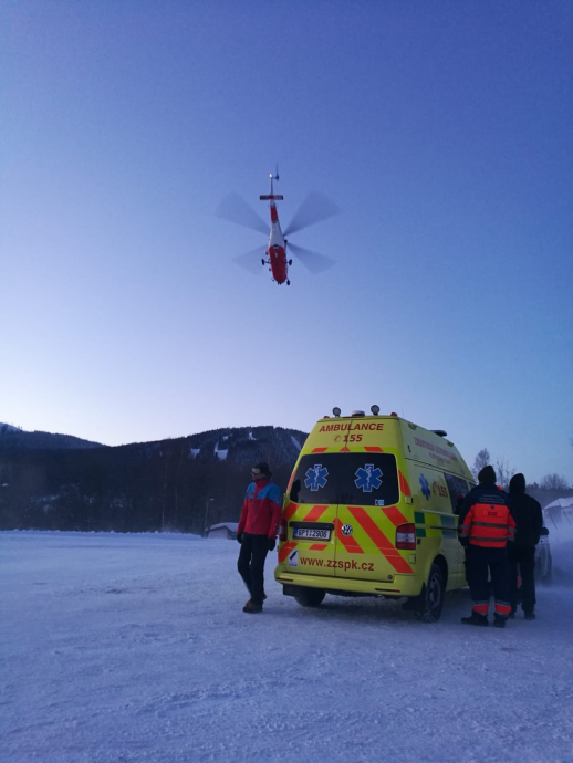 Dívka narazila do stromu na Špičáku