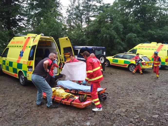 Skupinka školáků zraněná po úderu bleskem