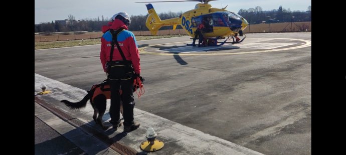 První praktické seznámení s prací pod vrtulníkem.
