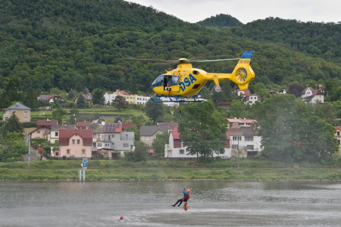Cvičení horských záchranářů z Krušných hor a LZS Ústeckého kraje - záchrana z vodní hladiny