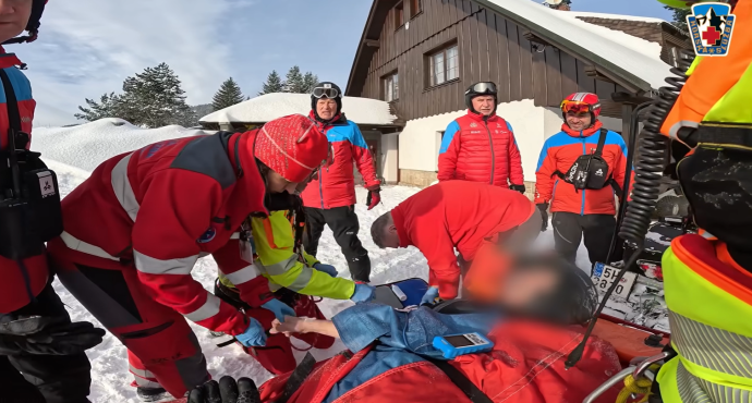 HS Jizerských hor zasahovala u nárazu lyžaře do stromu