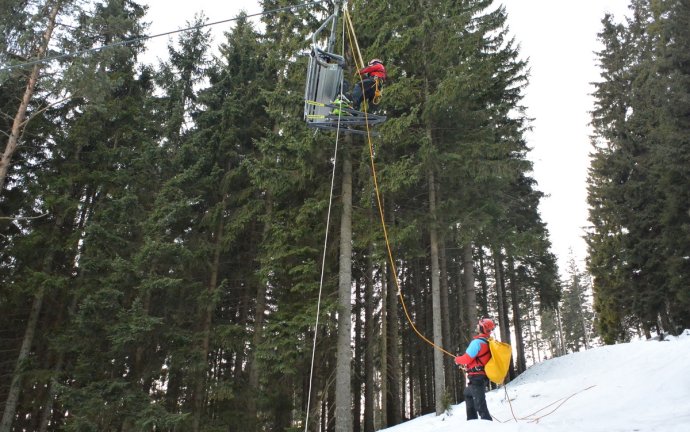 Nácvik evakuace osob ze sedačkové lanové dráhy Špičák na Šumavě
