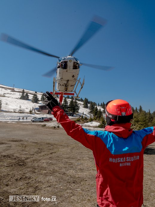 Těžký úraz lyžaře na Ovčárně
