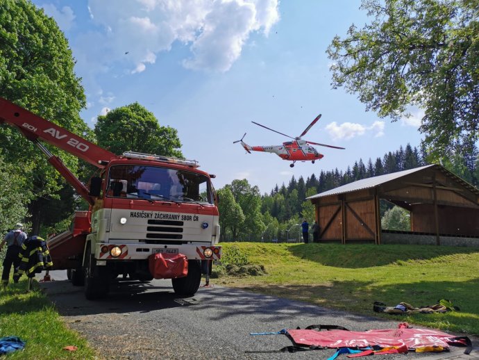 Muž zavalený počišťovacím strojem