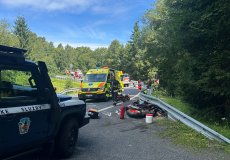 Dvě hledačky v Krkonoších a pád motorkáře na Šumavě