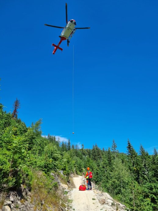 Letecký transport zraněného na singl trailu