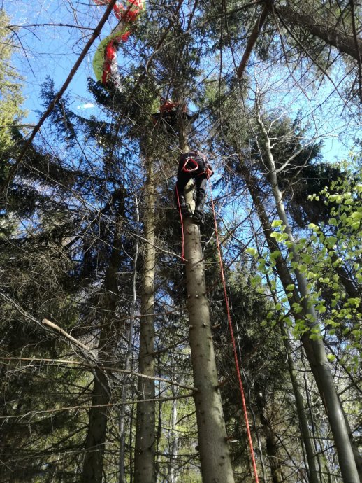 Záchrana paraglidisty na Skalce