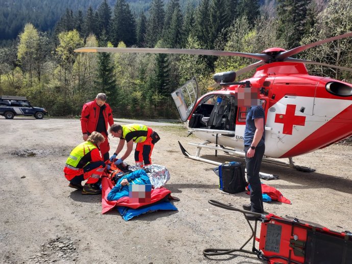 Horská služba v Jeseníkách transportovala zraněného velmi těžkým terénem k vrtulníku