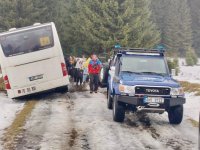 Transport dětí ze zapadlého autobusu v Krušných horách