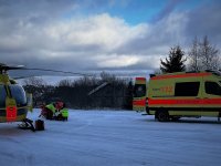 Německý záchranářský vrtulník transportoval z Klínovce muže s hlubokou řeznou ránou od hrany lyže