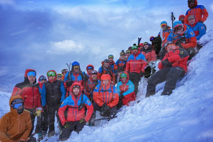 Úbočí Sněžky se zbarvilo do červeno-modra.