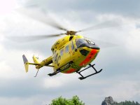 Těžce zraněná žena na koloběžce