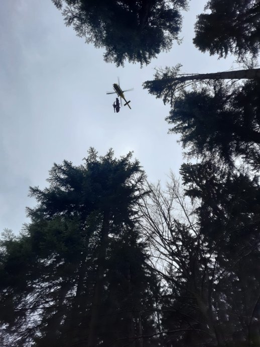 Voda změnila skupenství, ale i tak připravila záchranářům z Jizerských hor další náročný zásah.