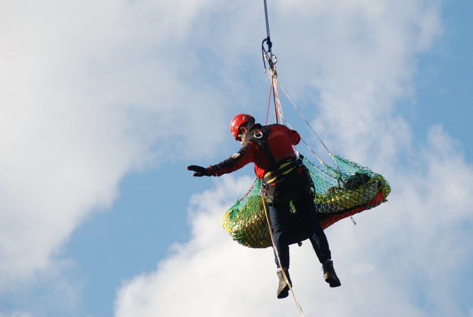 Zraněnou ženu musel vyprostit vrtulník