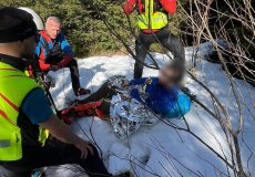 Zledovatělý terén a dvě poranění dolních končetin.