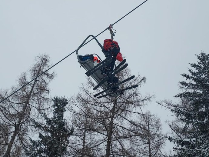 Evakuace osob ze stojící lanovky