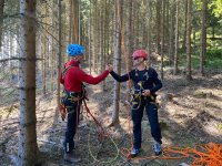 Paraglidista na stromě a nebezpečná trampolína na Šumavě