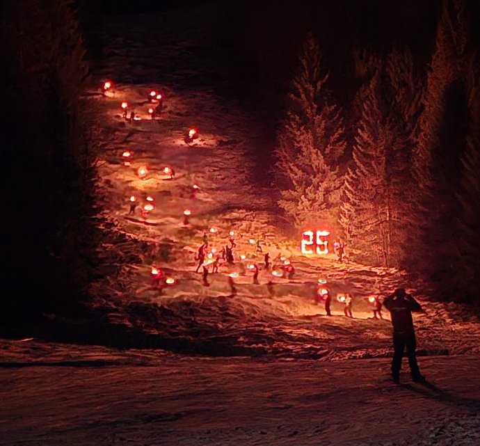 Tradiční silvestrovský sjezd Šance s pochodněmi opět zazářil!