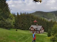 Záchrana zraněné z náročného terénu