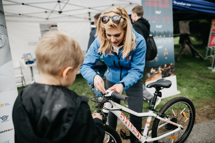 Horská služba zasahovala vloni v letní sezóně u bezmála 6 000 úrazů. Výrazný podíl měli cyklisté. Projekt „Na kole jen s přilbou“ varuje před zbytečnými riziky.