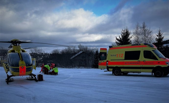 Německý záchranářský vrtulník transportoval z Klínovce muže s hlubokou řeznou ránou od hrany lyže