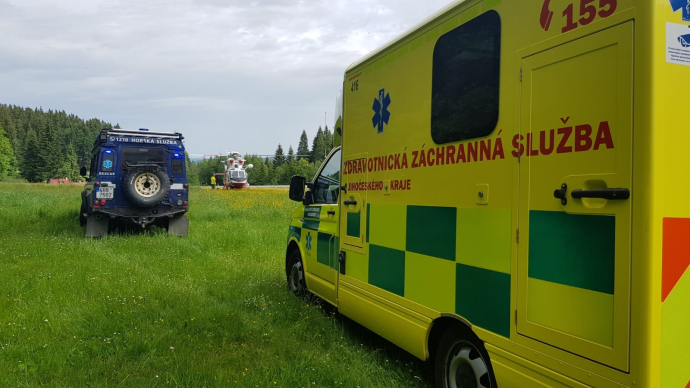 Těžce zraněný lesní dělník