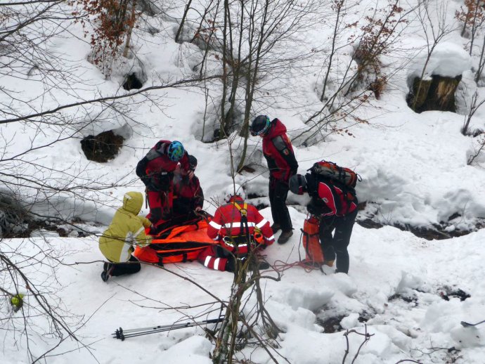 Jízda na saních skončila pádem ze svahu