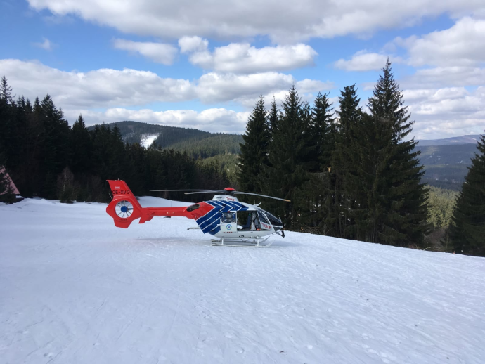 Během jedné hodiny letěl vrtulník dvakrát ke zraněným