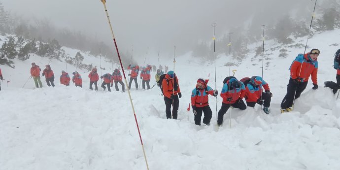 Svědek největší lavinové nehody v Krkonoších zase zaměstnal záchranáře.