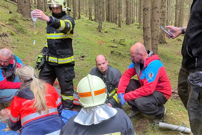 Záchrana ženy se zlomenou holenní kostí